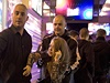 Policisté vyvádjí mladou Dánku z praského klubu.