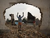 Chlapci si hrají v troskách meity v metropoli Bangui
