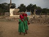 Dívky písluící ke kesanské sekt prochází kolem trosek meity v Bangui