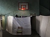 World Press Photo - 1. místo v kategorii General News Single, fotograf Alessandro Penso, Itálie. Snímek zachycuje nouzové centrum uprchlík v oputné kole v Sofii, Bulharsku.