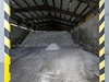 editelstv uetilo i posypov materil. Loni v lednu silnii na dlnice vysypali 16.000 tun soli, letos 5700 tun. 