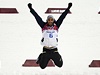 Francouzský vítz biatlonové stíhaky Martin Fourcade slaví na stupních vítz