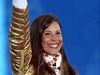 Zlatý ceremoniál. Česká snowboardkrosařka Eva Samková přebírá zlatou olympijskou medaili