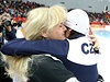 Martina Sáblíková se objímá se svou maminkou poté, co obhájila zlatou olympijskou medaili z ptikilometrové trati