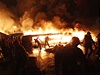 Boj mezi plameny. Námstí Nezávislosti v Kyjev, kde probíhaly v noci nejtvrdí stety.