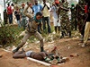 Stedoafrický voják lynuje údajného kolaboranta ve mst Bangui.