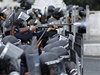 Thajský policista stílí po demonstrantech gumovými projektily.