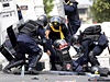 Thajtí policisté pomáhají kolegovi, který byl zrann ve stetu s protivládními demonstranty.