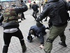Demonstranti v Kyjev napadají policisty.