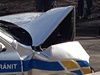 Auto idie, který zranil dva policisty, bylo kradené.