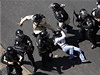 Kordon policist zasahuje proti demonstrantm