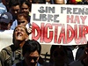 "Bez svobodného tisku to je diktatura", skandovali protestujcí