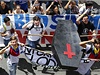 Demonstranti drí papírovou rakev jako symbol prostestu