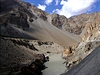 eka Indus je v Ladakhu jet nenápadnou íkou. I kdy na jae pi tání snhu...