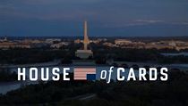 P�te�n� premi�ra druh� �ady americk�ho seri�lu House of Cards (D�m z karet) p�iprav� milion�m jeho fanou�k� na cel�m sv�t� pern� v�kend.