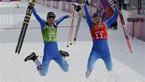 Finky Ainto-Kaisa Saarinen (vlevo) a Kerttu Niskanen se radují ze druhého místa v týmovém sprintu