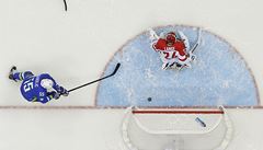 Nechytil. Rakouský branká� Mathias Lange pustil puk za svá záda.