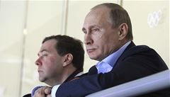 Ruský prezident Vladimir Putin (vpravo) ani premiér Dmitrij Medveděv si takhle brzký konec domácích hokejistů rozhodně nepřipouštěl