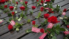 Tradiční růže netradičně. Na mostě Pont des Arts přes řeknu Seinu. | na serveru Lidovky.cz | aktuální zprávy