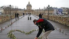 Tradiní re netradin. Na most Pont des Arts pes eknu Seinu.