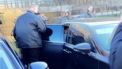 Právník Ivo Rittiga David Michal po propu�t�ní nasedá do limuzíny