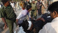 Útoky ozbrojenc nejsou v Pákistánu neobvykle. Na snímku zranný policista z...
