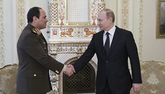 Generál Abdal Fattáh Sísí (vlevo) na oficiální návtv Moskvy s ruským prezidentem Vladimirem Putinem.