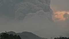 Indonéský vulkán Mount Kelud chrlí žhavý popel a kamení. | na serveru Lidovky.cz | aktuální zprávy