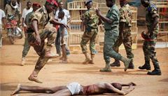 Vojáci v SAR masakrují civilisty před očima mezinárodních sil