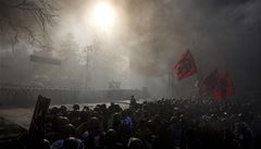 Protivládní demonstranti versus bezpenostní jednotky.