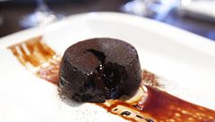 �okoládový fondant s vi��ovým sorbetem umí v Mlýnci skv�lý.