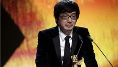 Zlatého medvda pro nejlepí film 64. roníku mezinárodního filmového festivalu Berlinale dnes získalo ínské drama Bai Ri Yan Huo (erné uhlí, tenký led).