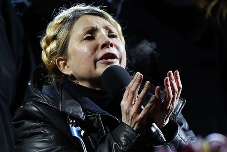 Julija Tymoenková promlouvá k protivládním demonstrantm na Majdanu.