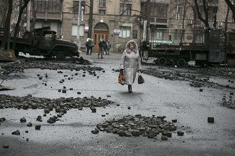 ena míjí spálená auta poblí vládních budov v Kyjev
