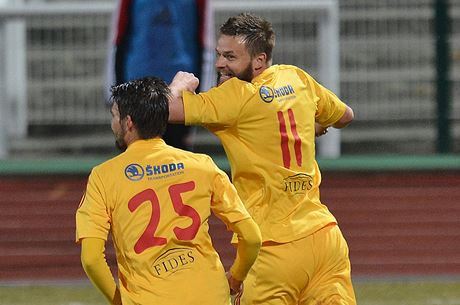 Záloník Dukly Lubo Kalouda (vlevo) a útoník Zbynk Pospch se radují z gólu.