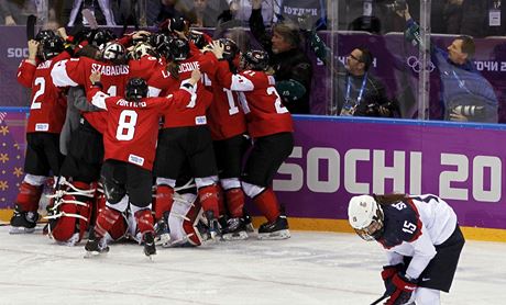 Hokejistky Kanady slaví velký obrat v olympijském finále proti USA