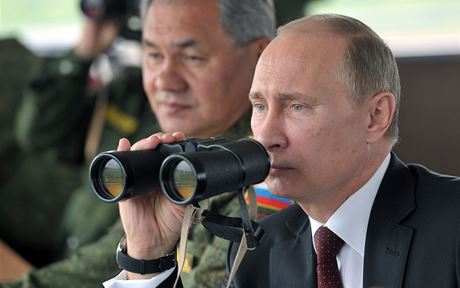 Ruský prezident Vladimír Putin pi inspekci armády v ervenci roku 2013.