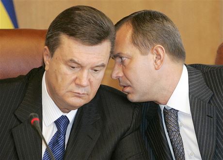 Svreného prezidenta Janukovye stíhá ukrajinská policie, byl na nj vydán rovn mezinárodní zatyka. Na snímku je Janukovy  (vlevo) se svým poradcem Andrejem Kljujevem (vpravo) na archivním snímku z roku 2007.