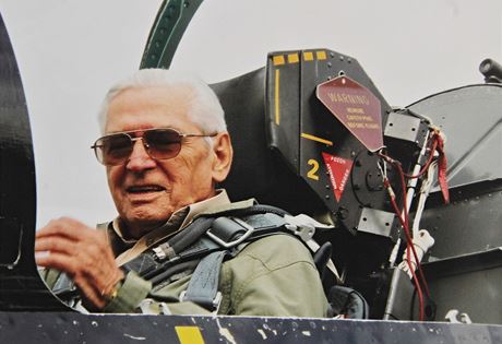 Fotografie z letu k 90. narozeninám Miroslava tandery v letounu OK-JET L-39.