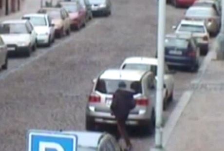 Kamera naapala zlodje pi vykrádání auta.