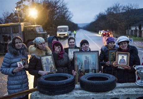 Proruské aktivistky drí ikony na jednom z checkpoint poblí krymského Sevastopolu. 