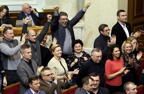 Ukrajinský parlament sesadil prezidenta Janukovyče, volby vyhlásil na 25. května