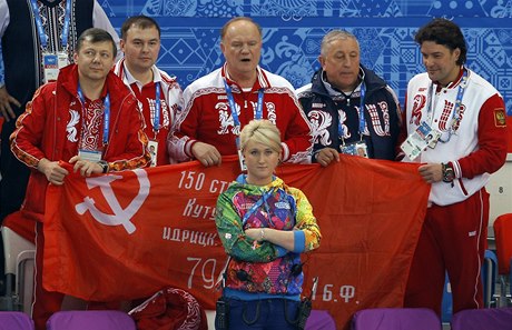V hořní řadě uprostřed je Gennadi Zjuganov.