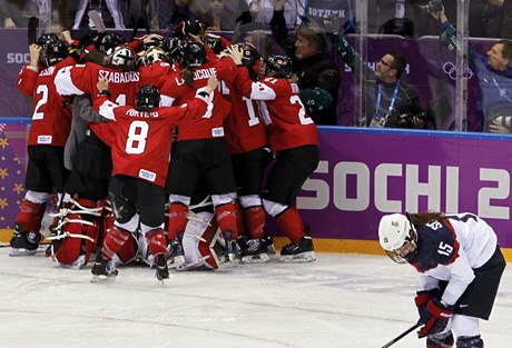 Hokejistky Kanady slaví velký obrat v olympijském finále proti USA