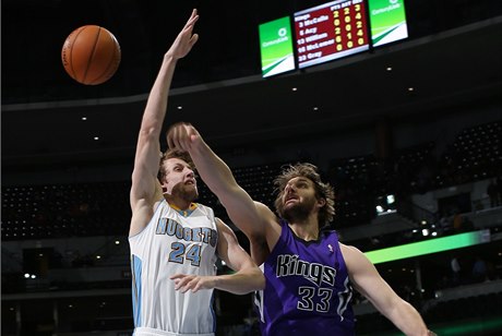 eský basketbalista Jan Veselý (vlevo) v domácí premiée za Denver