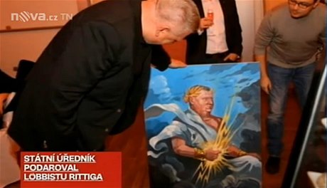Ředitel Státního pozemkového úřadu Petr Šťovíček daroval podle televize Nova podnikateli Ivo Rittigovi obraz, který ho zpodobňuje jako boha Dia.