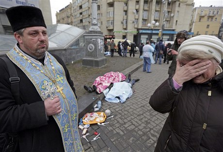 Pravoslavný mu a ena truchlí nad smrtí v kyjevských ulicích.