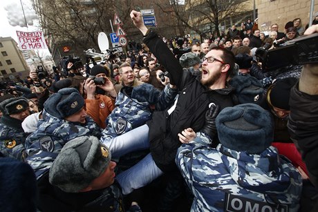 ekání na verdikt o trestech pro Putinovy oponenty provázejí protesty. Rutí policisté proti demonstrantm zasahují.