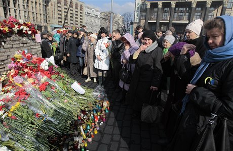 Majdan truchlí nad obmi násilí.