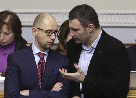 Rozhovor Arsenije Jaceňuka (vlevo) a Vitalije Klička v ukrajinském parlamentu.